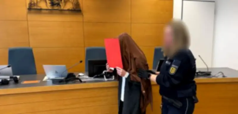 Falsche Lehrerin zu vier Jahren und sechs Monaten Haft verurteilt – Urkundenfälschung und Betrug