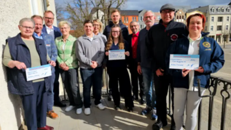 Famila-Spende erreicht Anklamer Vereine zu Ostern: Finanzspritze für Abi-Feier, Trabitreffen und Tischtennis