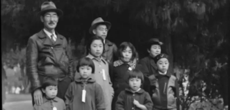 Familie Mochida 1942: Warten auf den Bus ins Internierungslager in Kalifornien