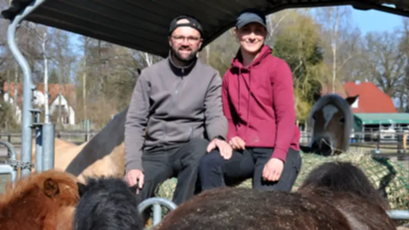 Familienglück auf dem Ponyhof: Annika und Miklas Becker leben ihren Traum in Heidhof