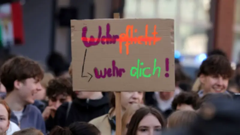 Farbattacke auf Bundeswehr-Stand in Jena: Aktivisten protestieren gegen Wehrdienst-Reform