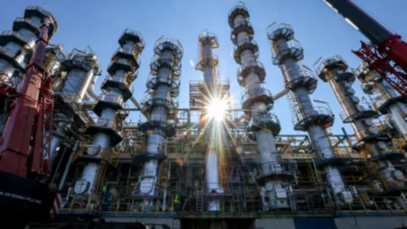 Fast 600 Chemie-Mitarbeiter bangen um ihre Jobs: Domo-Insolvenz bedroht Industriestandorte