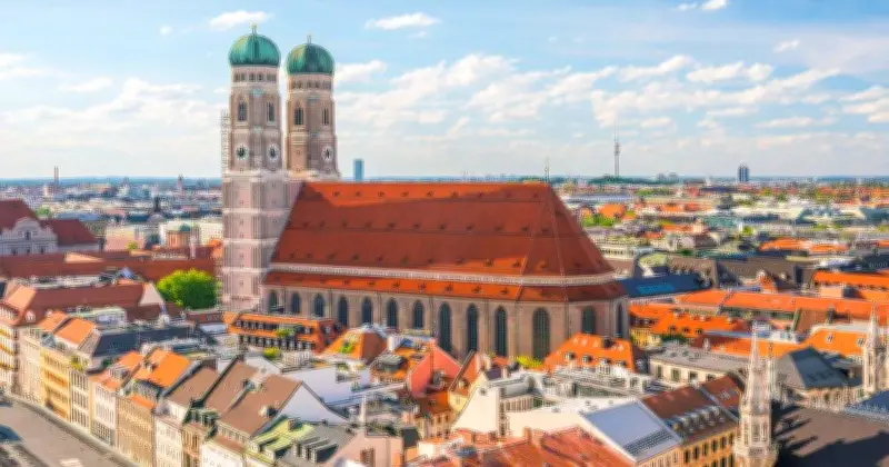 Fastentuch aus Teebeuteln: Kolumbianische Künstlerin gestaltet Münchner Dom