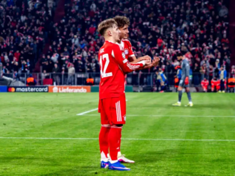FC Bayern: Die geheime Bedeutung hinter der ungewöhnlichen Jubelgeste von Karl und Bischof