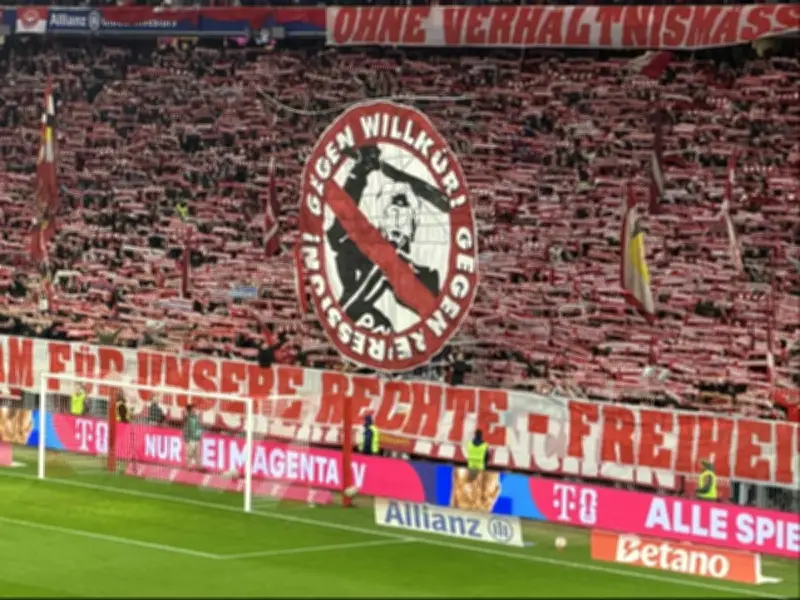 FC Bayern Fans protestieren gegen Dortmunder Polizei: Banner-Aktion in Südkurve