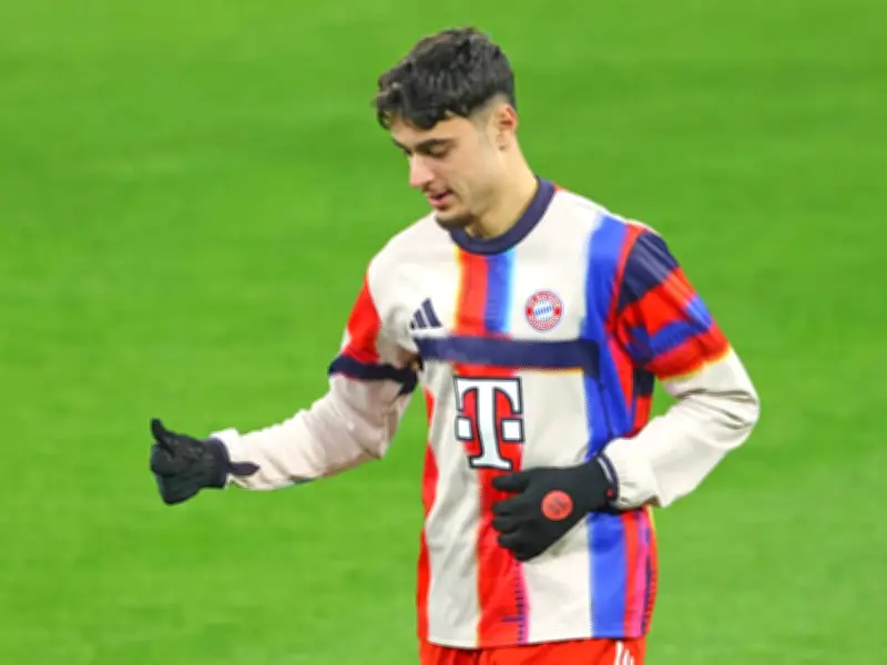 FC Bayern gibt Update zu Pavlovic: Mittelfeldspieler nach Hüftverletzung zurück im Training