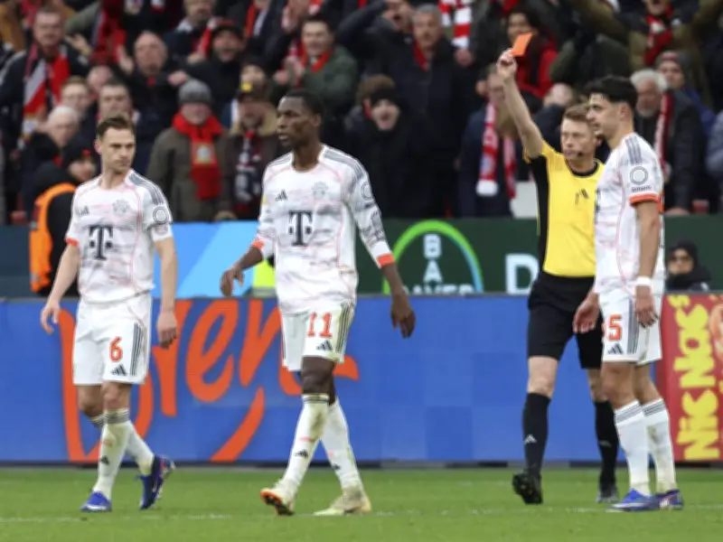 FC Bayern: Rot für Nicolas Jackson nach brutalem Foul gegen Leverkusen