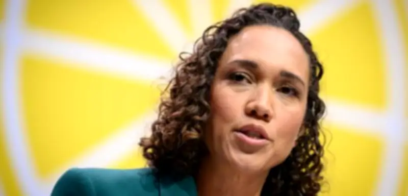 FDP-Politikerin Nicole Büttner löst Wahlwette ein: Glatze als politisches Statement