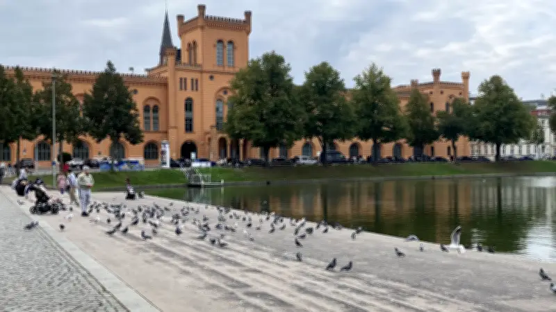 Fehlalarm im Schweriner Innenministerium: Feuerwehreinsatz ohne Gefahr