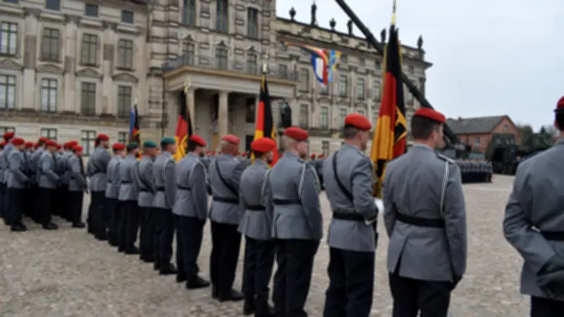 Feierliches Bundeswehr-Gelöbnis vor Ludwigsluster Schloss: 170 Rekruten leisten Eid