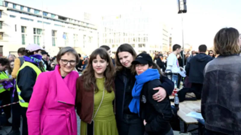 Feministischer Kampf gegen digitale Gewalt: Promi-Allianz demonstriert in Berlin