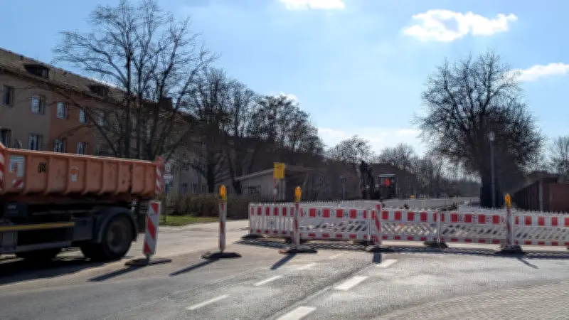 Fernwärmeleitung in Merseburg: Bauarbeiten auf Geusaer Straße verzögern sich deutlich