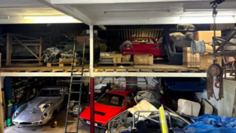 Ferrari-Schatz in englischer Scheune: Fünf Oldtimer und Ersatzteile für 690.000 Euro versteckt