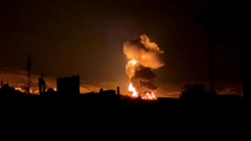 Feuerball über Teheran: Israel bestätigt Luftangriff auf iranische Infrastruktur