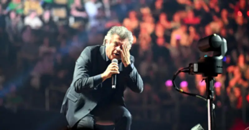 Feuerfontäne löst Beinahe-Unfall aus: Andy Borg muss in München von Bühne sprinten