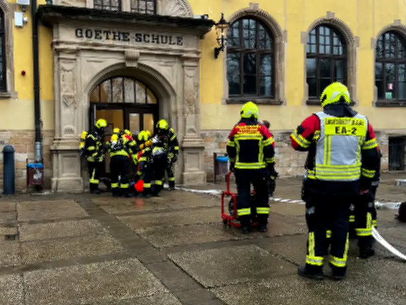 Feuerwehr Bad Lauchstädt trainiert Ernstfall: Großübung an Goethe-Schule mit 54 Einsatzkräften