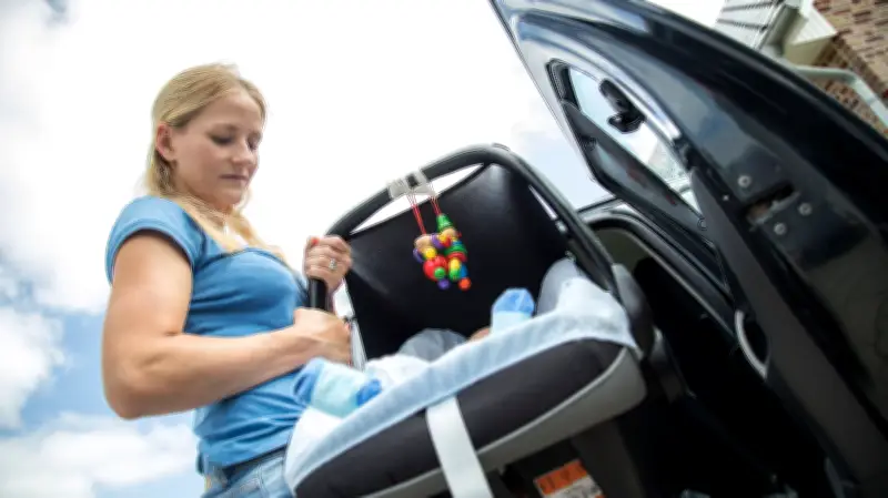 Feuerwehr befreit Baby aus versehentlich verriegeltem Auto in Waren