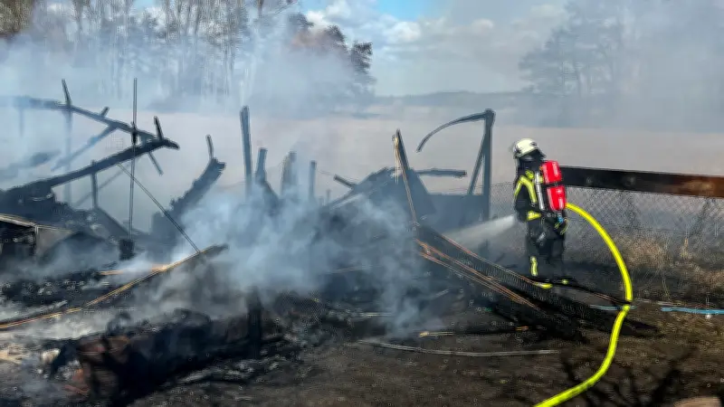 Feuerwehr-Einsatz in Kleingartenanlage: Laubenbrand durch Wassermangel erschwert