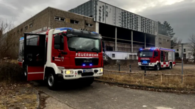 Feuerwehr im Dauereinsatz: Bauruine BAZ-Halle in Neubrandenburg erneut Schauplatz von Brandstiftung