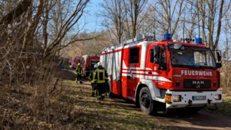 Feuerwehr löscht zwei zeitgleiche Brände in leerstehenden Merseburger Häusern