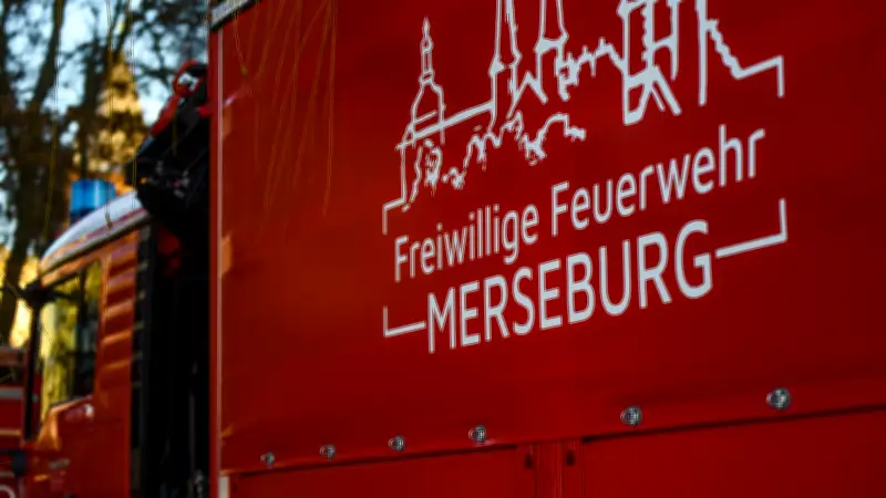 Feuerwehr Merseburg bekämpft Ödlandbrand auf Königsmühle mit Drohne und Saale-Wasser