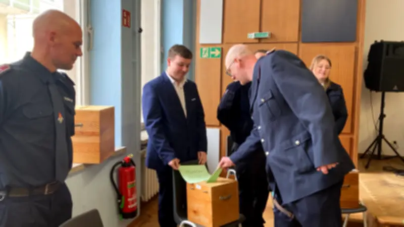 Feuerwehr Neustrelitz wählt neuen Gemeindewehrführer - Kritik an mangelnder Einsatzbereitschaft