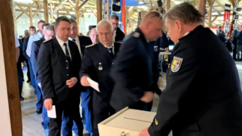 Feuerwehr-Skandal an der Mecklenburgischen Seenplatte: Vertrauensfrage endet mit klarem Misstrauensvotum