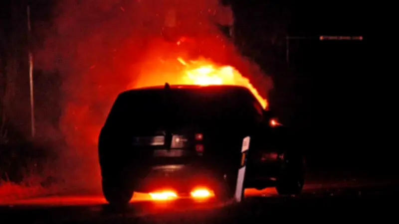 Feuerwehreinsatz in Grabow: Autofahrer entkommt knapp Flammen aus Motorraum