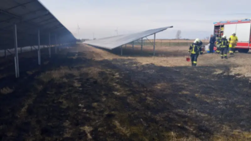 Feuerwehreinsatz in Löcknitz: Grasbrand in Solarpark an Bundesstraße 104