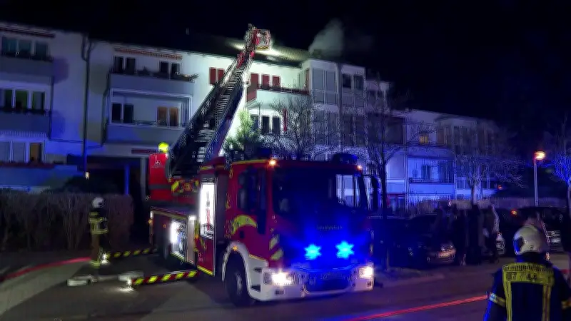 Feuerwehreinsatz in Rostock: Dachstuhlbrand in Toitenwinkel zwingt 15 Bewohner zur Evakuierung