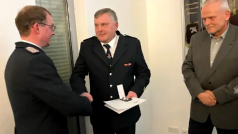 Feuerwehrmann aus Teterow erhält Ehrennadel für erfolgreiche Mitgliederwerbung