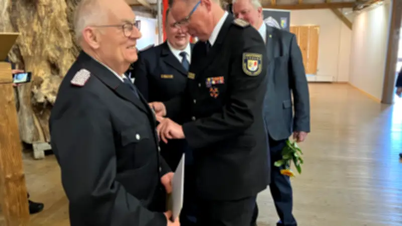 Feuerwehrmann Hans-Jürgen Kuck für 60 Jahre Ehrenamt in Kletzin geehrt