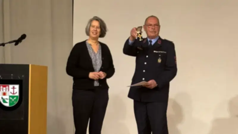 Feuerwehrmann nach 40 Jahren Einsatz mit höchster Auszeichnung geehrt