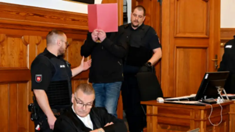 Feuerwehrmann vor Gericht: Geständnis nach Mord und Brandstiftung in Niedersachsen