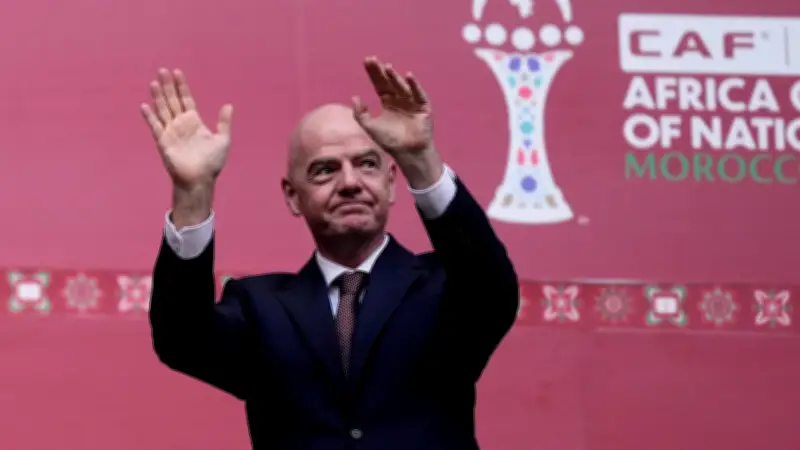 Fifa-Boss Infantino will Mund-Zuhalten mit Rot bestrafen: Neue Regel gegen Rassismus