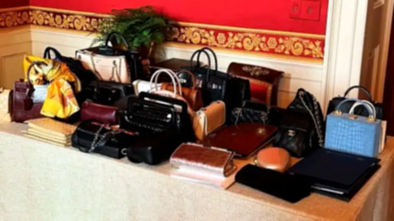 First Ladies und ihre Luxus-Taschen: Ein Tisch voller teurer Accessoires im Weißen Haus