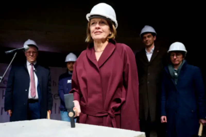 First Lady besucht Neuköllner Baustelle: Neue Wärmestube für Obdachlose entsteht