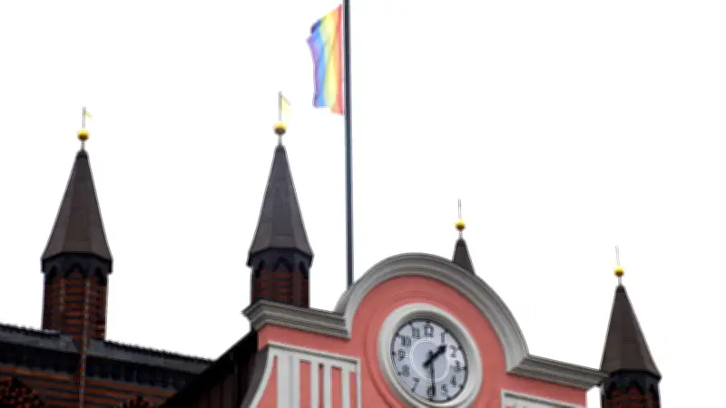 Flaggenstreit in Rostock: CDU fordert dauerhafte Hoheitsbeflaggung - Kritik von SPD und Linken
