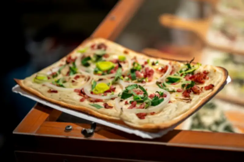 Flammkuchen perfekt zubereiten: 5 Profi-Tipps für knusprigen Genuss zu Hause