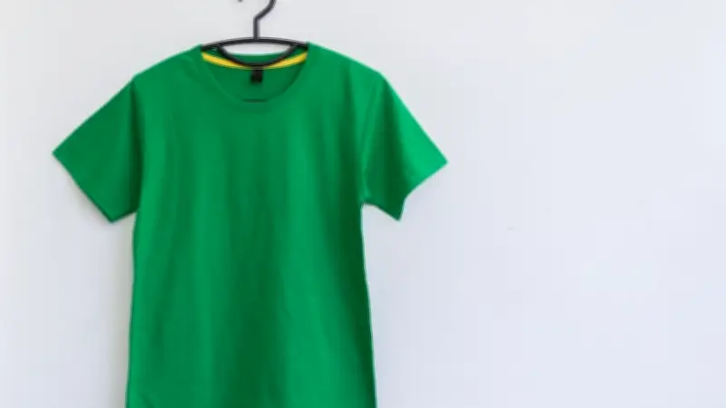 Flicken statt Wegwerfen: Einfache Reparatur von Löchern im T-Shirt