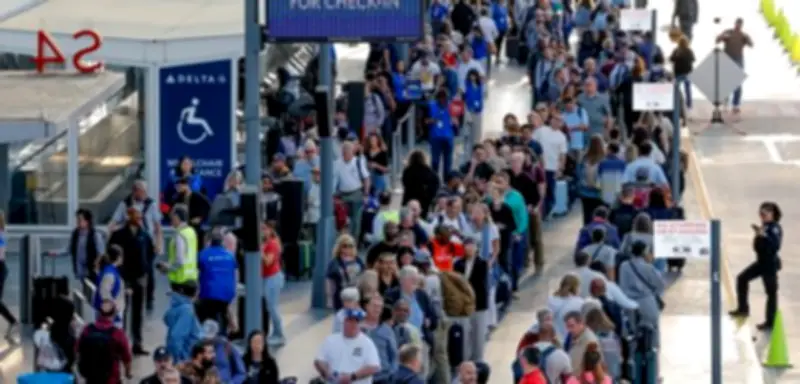 Flughafen-Chaos in den USA: TSA-Beamte streiken, ICE-Agenten übernehmen Sicherheitskontrollen