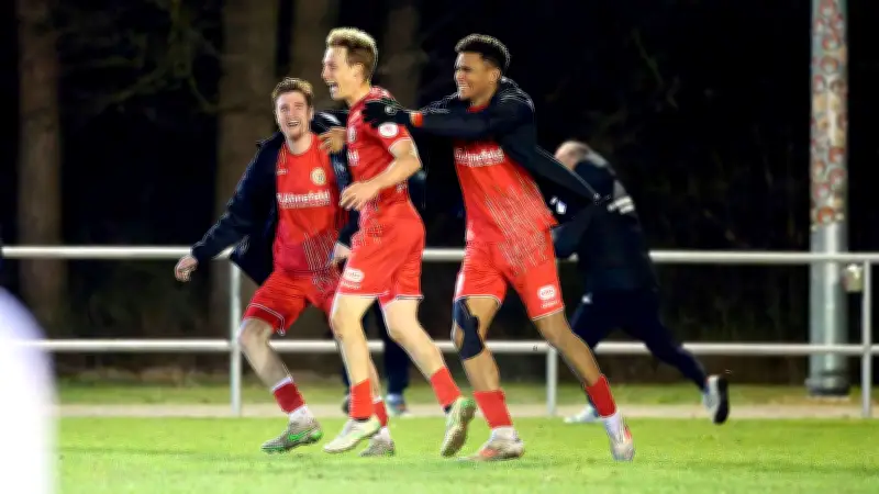 Flutlicht-Drama und Torfestival: FCM Schwerin gewinnt wildes 5:3 gegen Schönberg