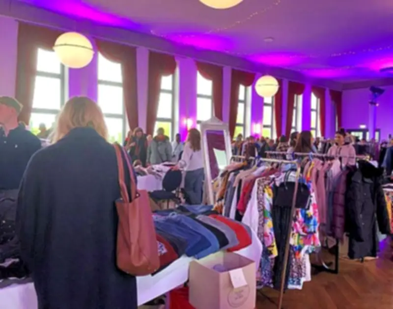 Fünfte Auflage von „Glitzer & Gedöns“: Fashion-Flohmarkt im Dessauer Golfpark
