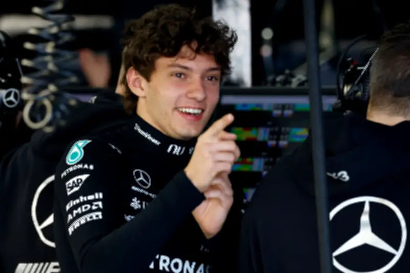 Formel 1 in Japan: Mercedes-Jungstar Antonelli erobert Pole Position und greift nach WM-Führung