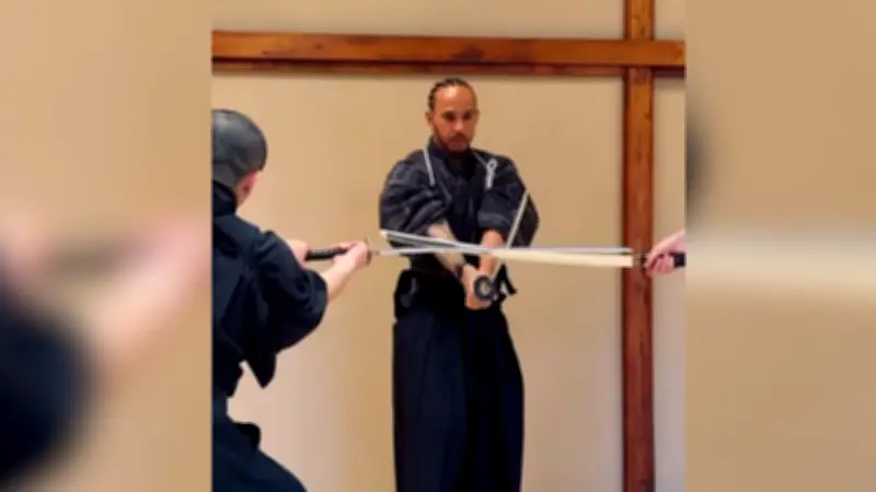 Formel-1-Star Lewis Hamilton trainiert mit Samurai-Schwert in Tokio