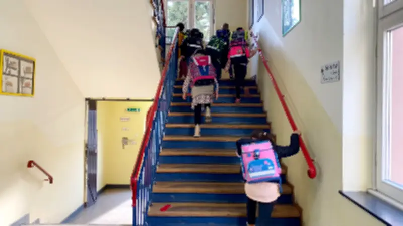 Frankfurter Grundschule: 12 Sicherheitsleute bewachen Treppe wegen 7 cm zu niedrigem Geländer