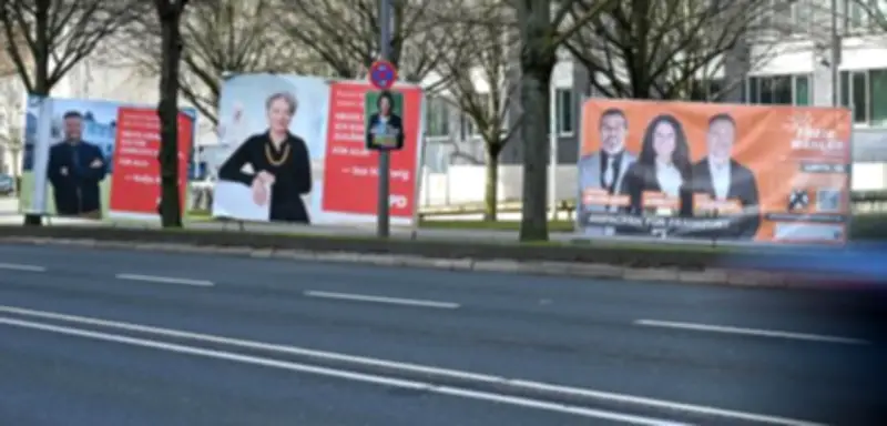 Frankfurter Kommunalwahl: 144 cm langer Stimmzettel stellt Wähler vor Herausforderung