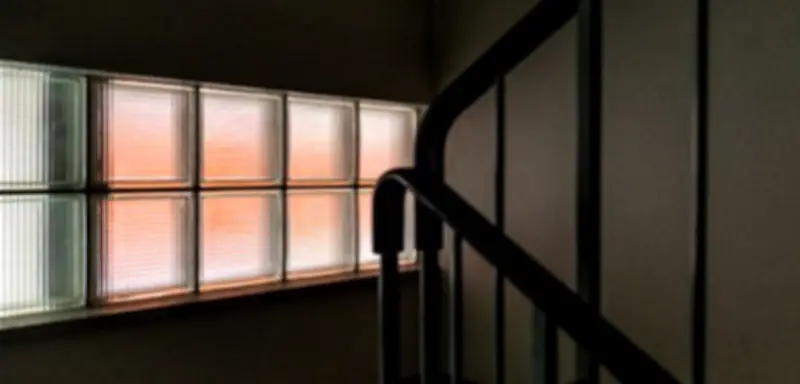 Frankfurter Schule setzt Sicherheitsdienst für zu niedrige Treppengeländer ein