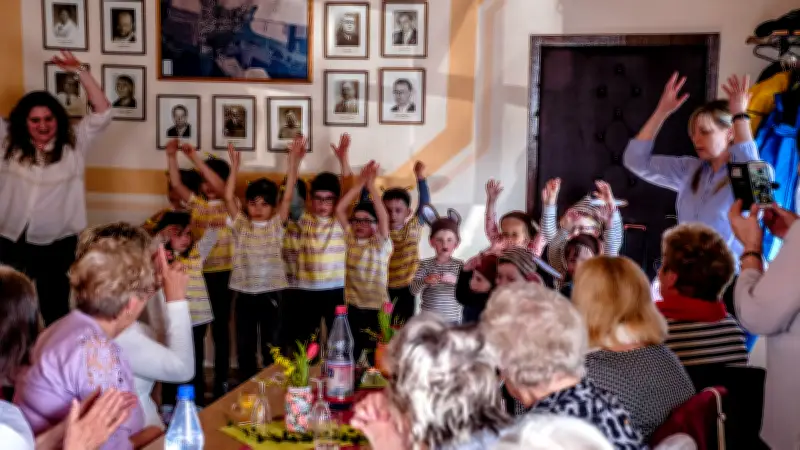 Frauentag in Tornau: Senioren feiern mit Kindern und Chor im Mehrzweckraum