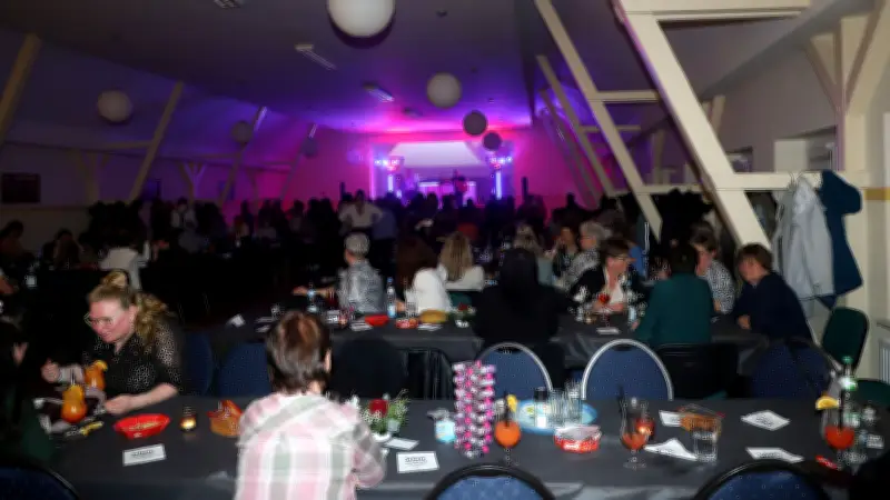 Frauentagsfest in Nossendorf: Fußballer servieren, Damen feiern bis zum Morgengrauen